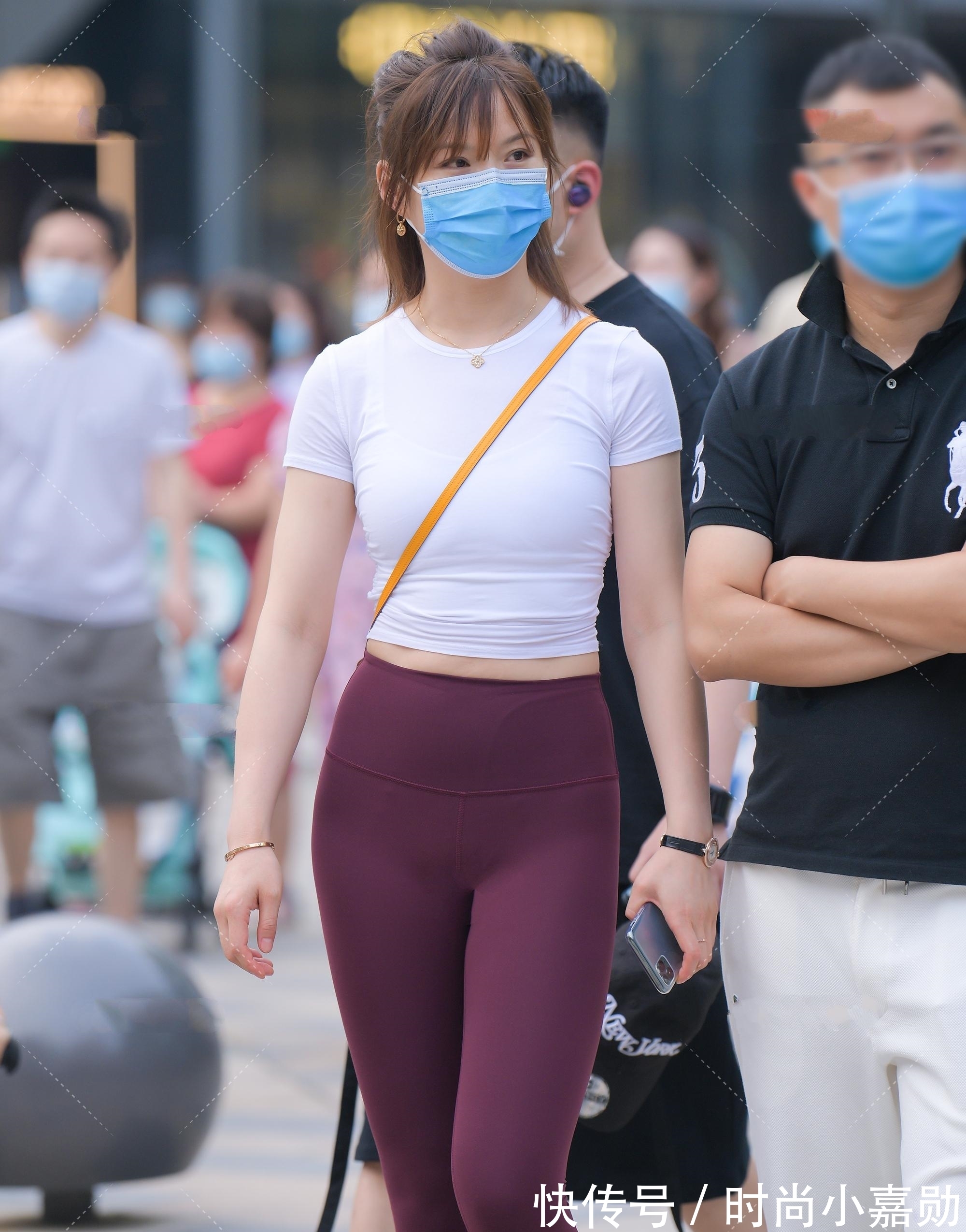 小挎包 枣红色紧身裤搭配明黄色小挎包,端庄优雅,明朗活泼