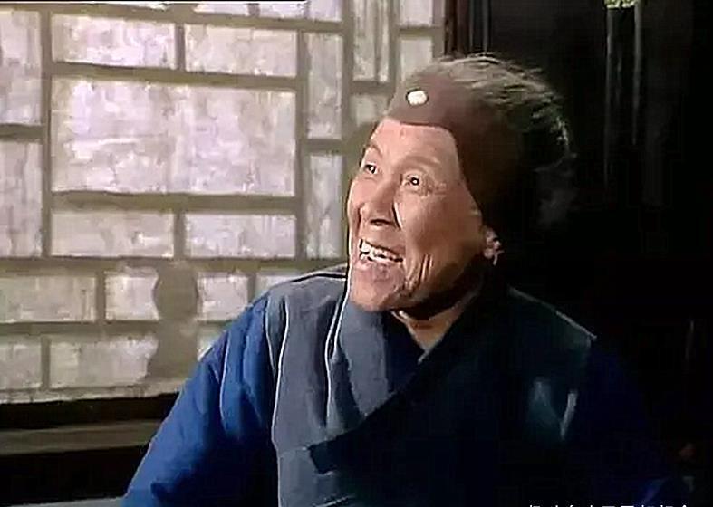 四大名著|贾母将喝剩的半杯茶，给75岁的刘姥姥品尝，为何对方却一饮而尽？