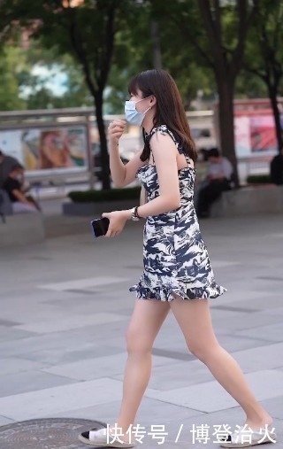 裙摆|街拍：水墨风的吊带连衣裙，展示满满中国风，凸显小姐姐绝佳气质