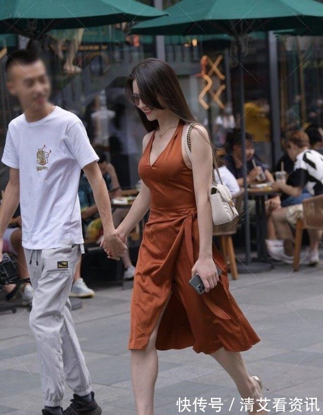 包包|橘色无肩无袖连衣裙搭配高跟鞋,简约时尚,自信大方