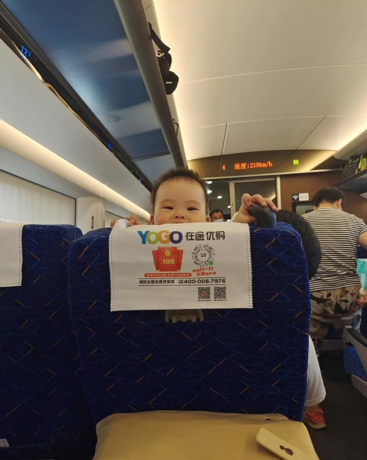 小男孩|2岁“超早熟男生”坐高铁,抱着小姐姐就不撒手,分别后崩溃痛哭