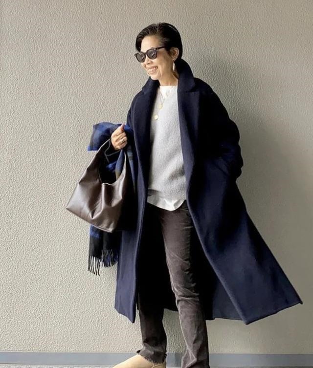 风衣 身高153,年龄58岁又怎样?她靠利落穿搭圈粉无数,好会穿