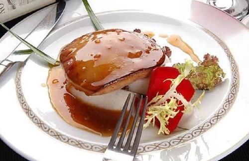 迪拜人请客吃“鹅肝”,一份上千块,中国小伙菜市场100块半斤