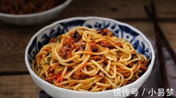 香菇|酱拌面不会调酱？3种食材炒一炒，放上2丝更清香