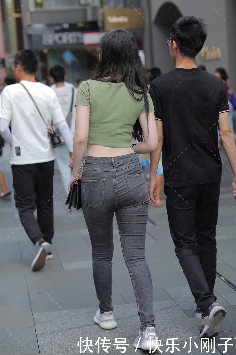 搭配|黑灰色的牛仔裤，搭配一件绿上衣，显得人活泼又温柔