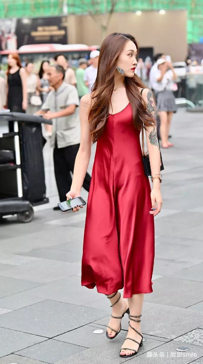 穿搭 小姐姐脚上一双绑带设计的黑色高跟凉鞋,给整体添加了不少的分数