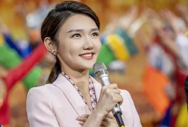 龙洋 中国诗词大会被龙洋主持出新高度,网友称赞她回答的三个问题