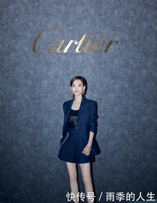 王丽坤穿|34岁王丽坤太瘦了,穿牛仔裤长筒靴秀“漫画腿”,能有90斤