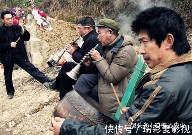 古人@古人丧葬习俗中,为何要让后代摔瓦盆,其中有何深意?