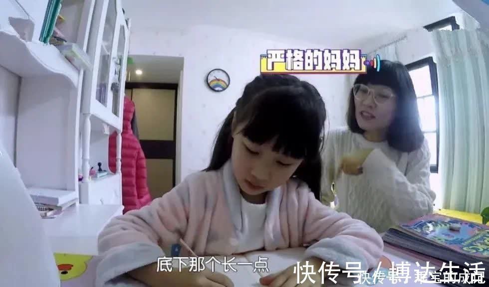 男孩|男孩写作业，全家人“看书”陪伴，网友看出其中猫腻：书还反光？