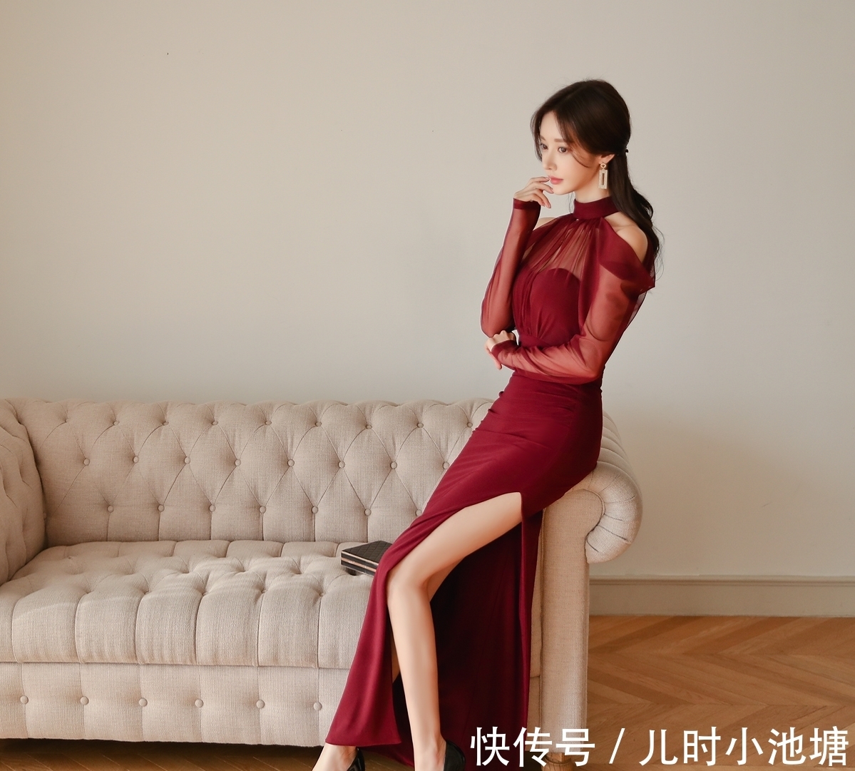 红色连衣包臀裙配上黑色高跟鞋 美不胜收