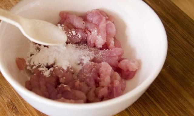 炒肉时，很多人第一步就做错了，这样做，肉滑嫩不粘锅