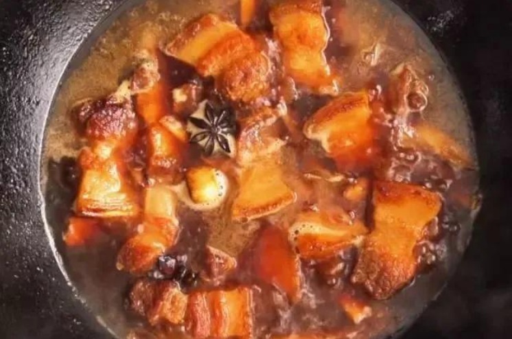 做红烧肉不焯水，教您一个妙招，肉块软糯没腥味，香气十足！