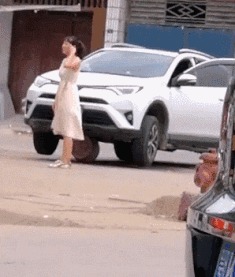 |搞笑GIF:千万别惹女司机,疯起来连自己车都砸!