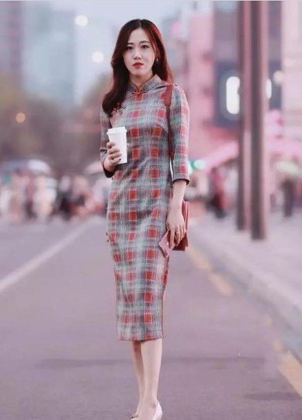 街拍:肤白貌美的小姐姐,修身衣搭配紧身裤,尽显苗条好身材