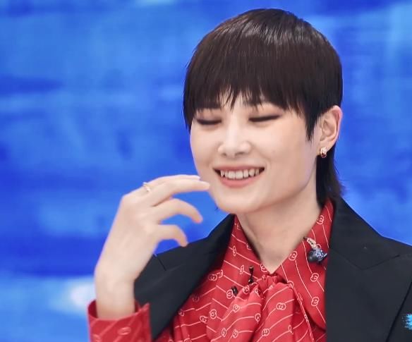 李俊濠与媒体见面腿发抖时，其他导师笑作一团，唯有虞书欣抱不平