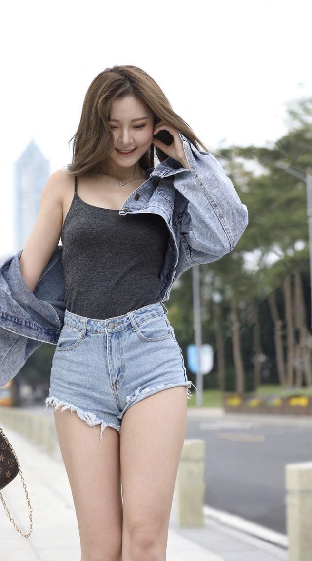 性感|深藏不露的牛仔短裤,搭配吊带背心,让胖女孩拥有苗条身材