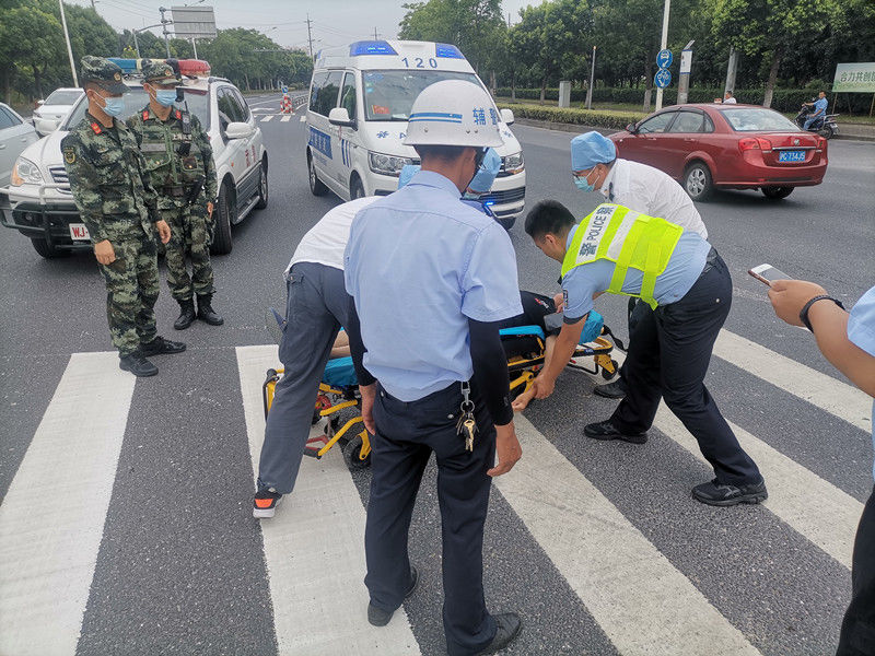 多名老人街头中暑，民警急施援手|天热大“烤”| 援手