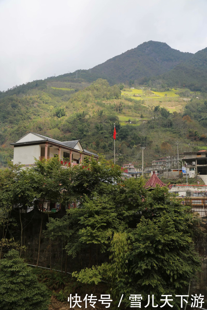 怒江峡谷内素有，十里不同天，万物在一山，之说