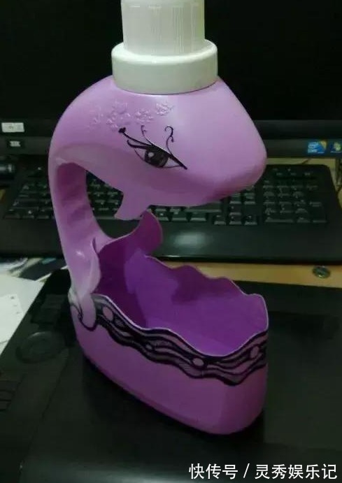 家中用完的“洗衣液桶”别丢了,剪上2刀,秒变养花神器,太美了