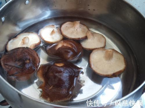 蘑菇千万不要直接清洗,教你1个小妙招,脏东西小虫子乖乖溜走!
