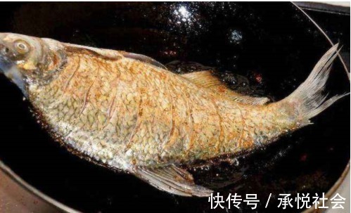 油煎鱼时，别傻傻的直接下锅煎，多加这关键1步，不粘锅还去腥味