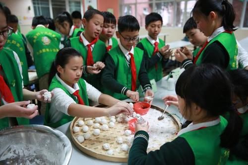 小厨师体验包汤圆做塌饼，在校还能写作业，新学期小学生校内课后服务升级了