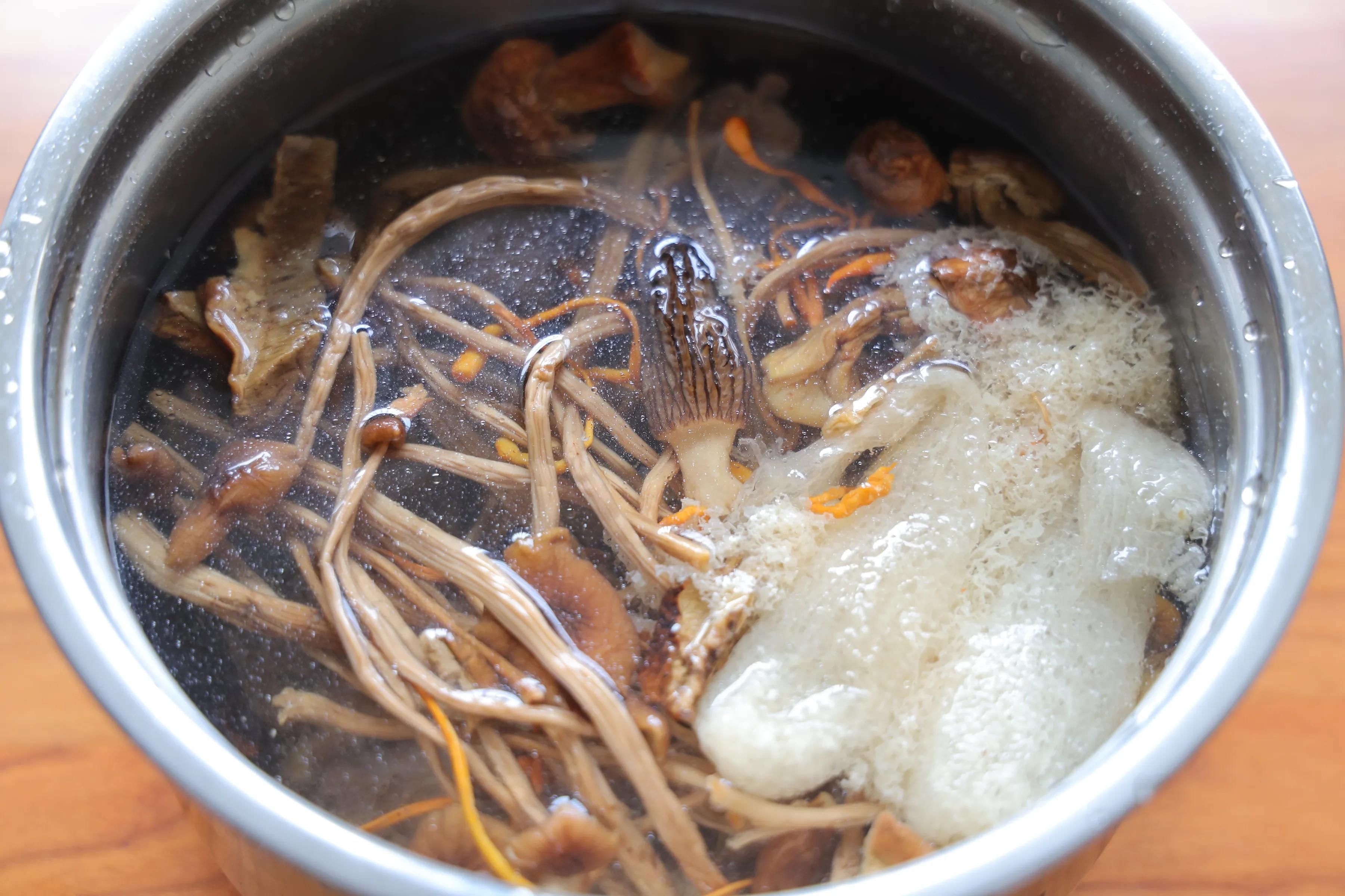 菌菇|秋天天气干燥,这汤水要多喝,营养丰富,每次一锅不够喝,特鲜美