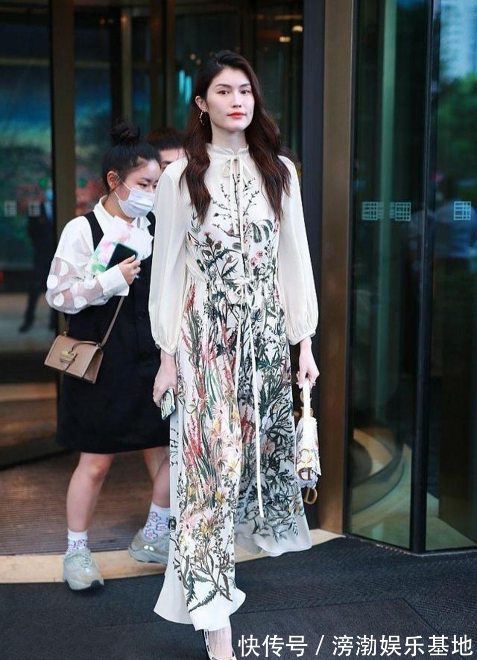 连衣裙|路人街拍，吸睛身穿蓝色包臀裙，营造出浪漫的情怀