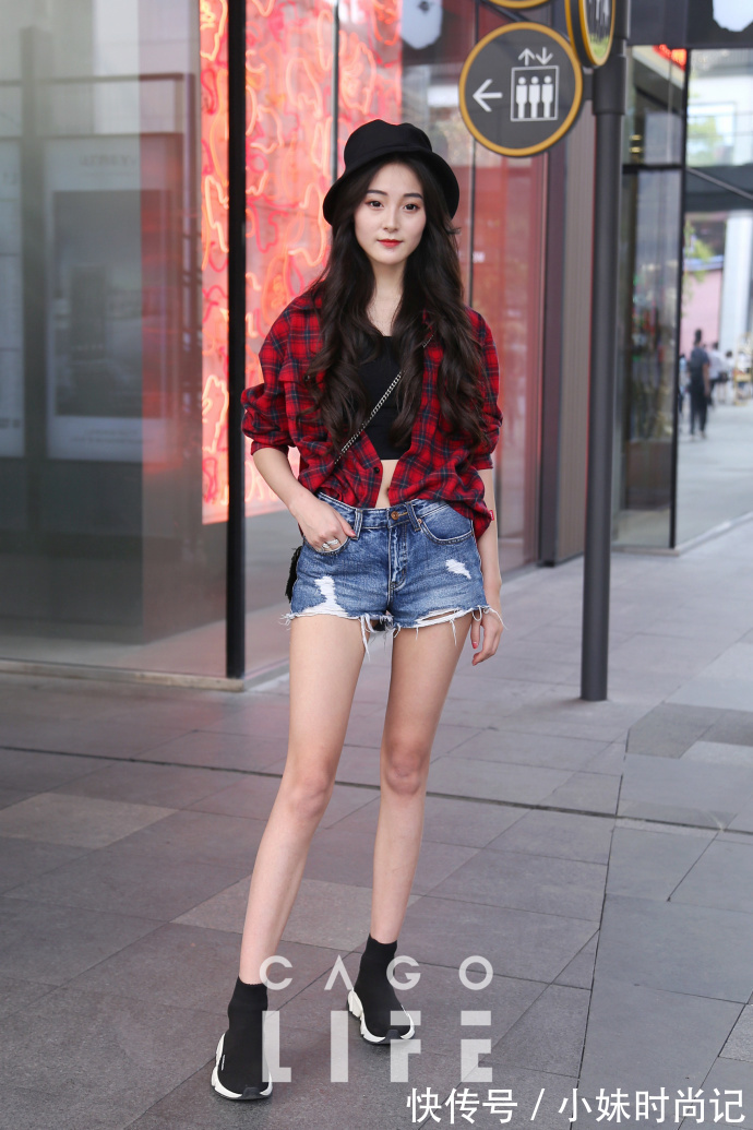 街拍 成都街拍,休闲牛仔裤搭配红黑格子衬衫,简约随意又百搭
