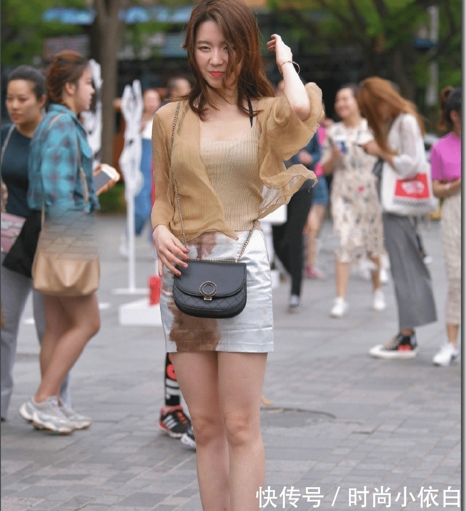 好好学习 白裙上抹了“酱油”,还好意思穿呢?她真胆子够大的