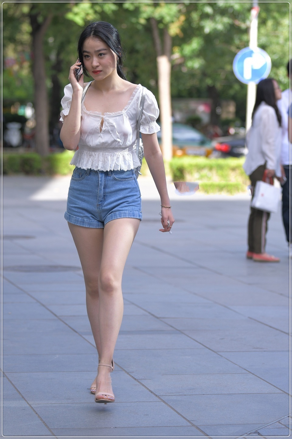  宝马|美女街拍：真正有气质的淑女，看了以后我感觉爱了，好想给她买一辆宝马开开