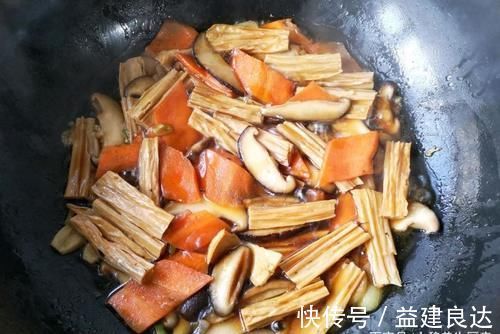 泡腐竹时，别放水里直接泡，教你饭店的做法，简单快速还劲道