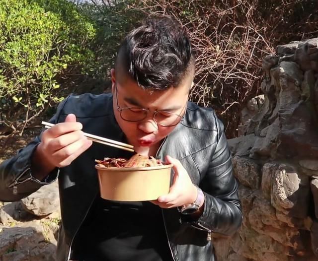 门口|大学门口的十元便当,学生们挤着去买,难道是学校食堂吃腻了