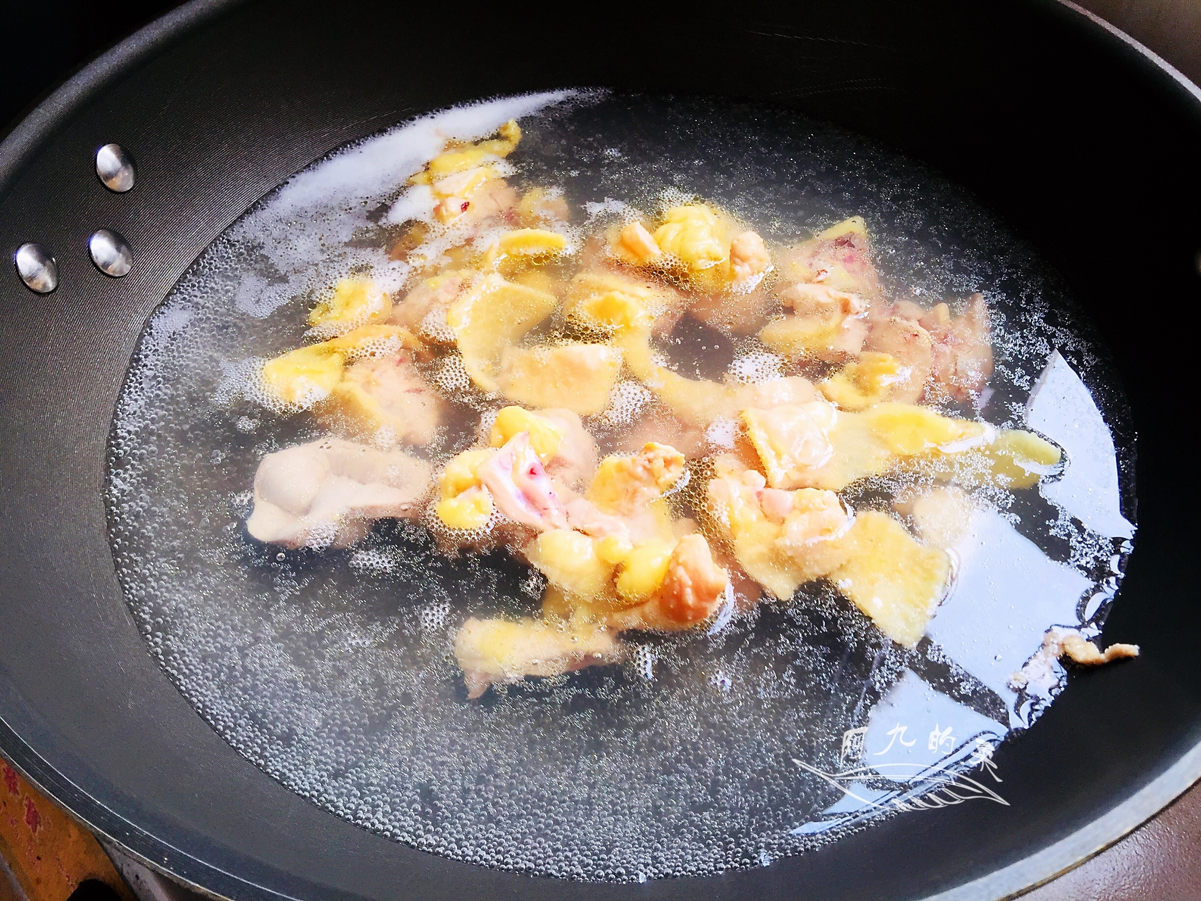 鸡肉|入秋后，煲鸡汤多加这2样食材，鲜甜又营养，好喝不上火