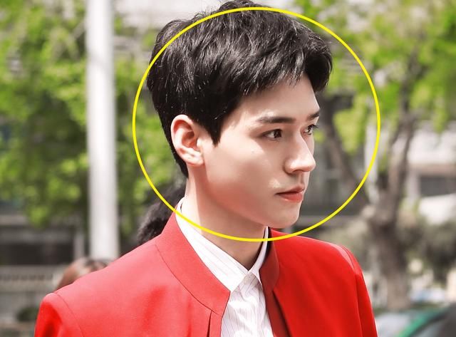 龚俊彩排遭围堵，穿大红西装太亮眼，无精修下颜值让人看呆