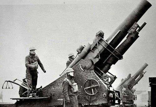 伞兵|凭实力装死:二战伞兵跳伞失误被挂教堂上,没想到一挂就是76年