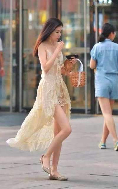 薄纱连衣裙显得仙美十足，散发出甜美气息，显得个性十足