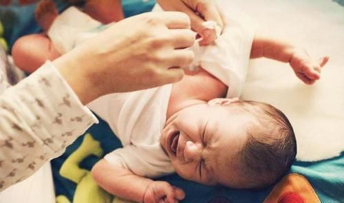 a8211|宝宝踢被子不是因为热,背后隐藏“信号”要看懂,有些病耽搁不得