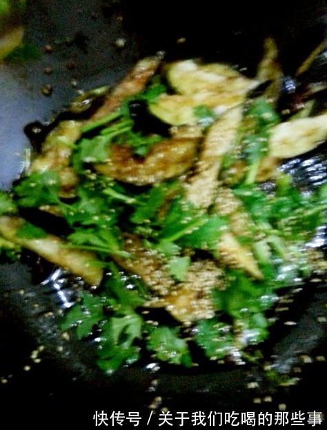红辣椒|做风味茄子,大厨教你一招,茄子不发黑不吸油,酸甜酥脆,还入味