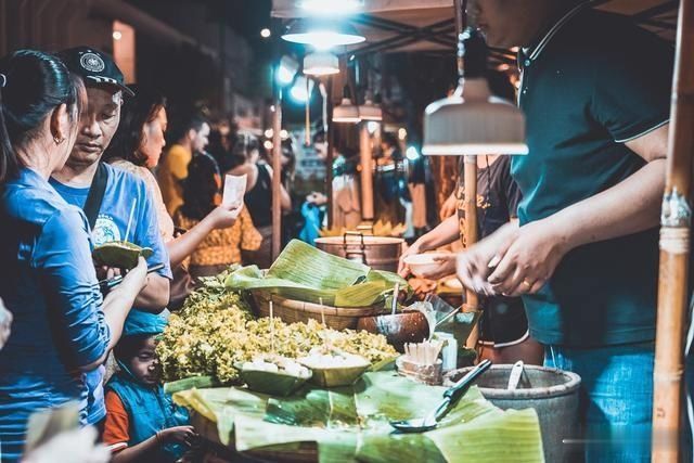 热闹|清迈最热闹的周末市场，小商品千万不要买，把钱留着吃美食小吃