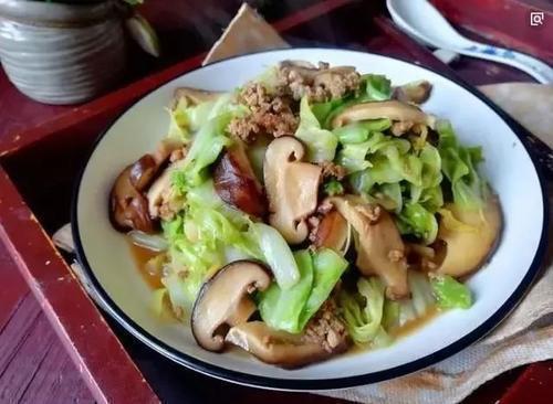 美食精选:包菜炒香菇,蒜苔炒猪耳朵,砂锅红烧肉,小白菜炒香菇