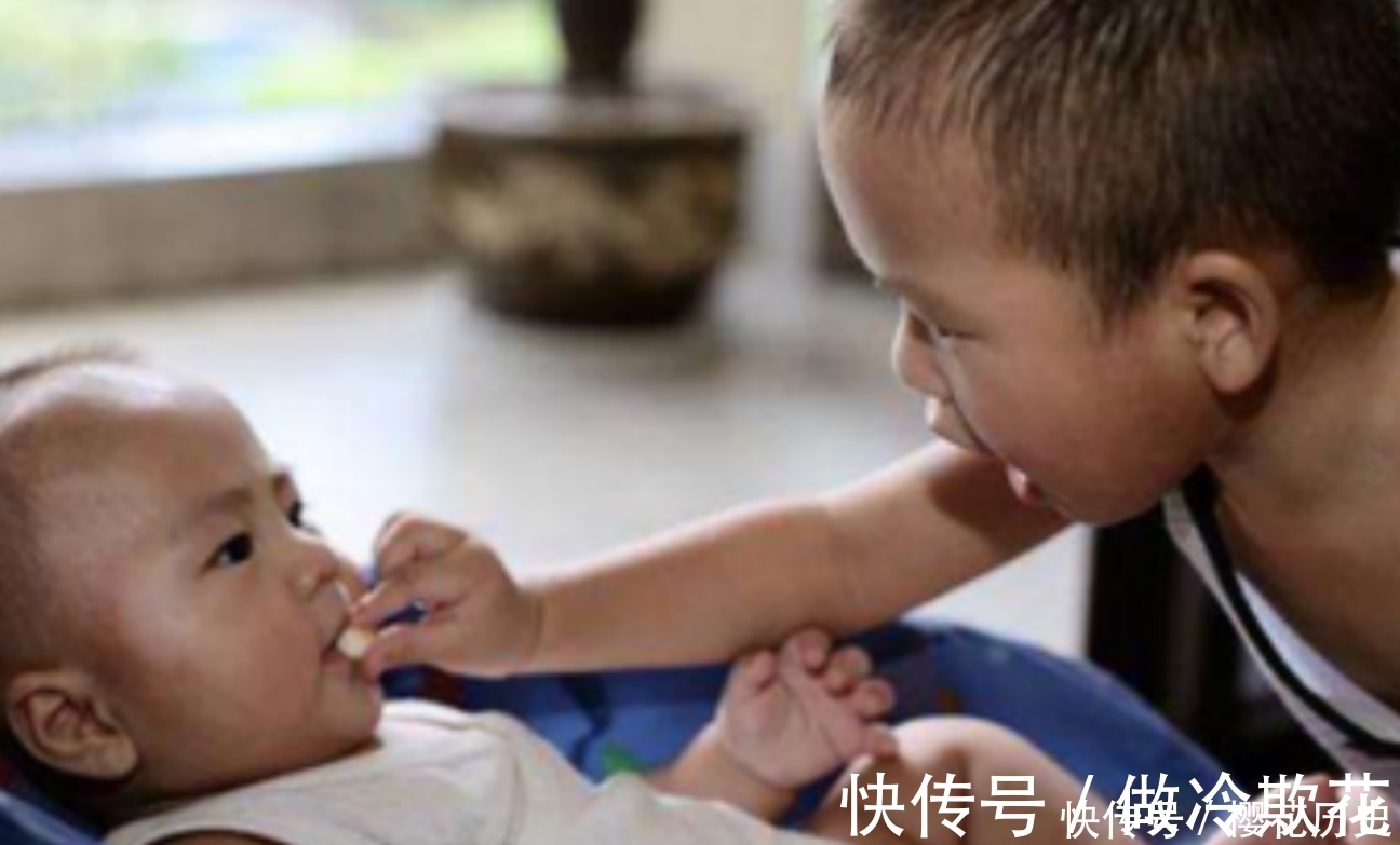 哥哥|哥哥一亲近妹妹,妹妹却莫名哭闹,妈妈掀开妹妹衣服失声痛哭