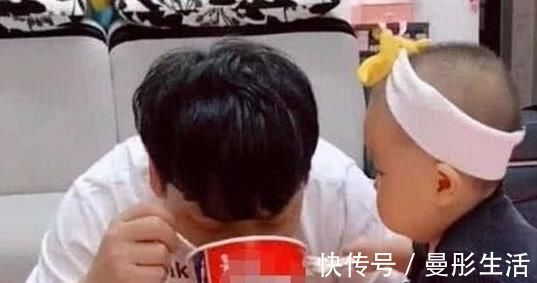 偷吃|“偷吃奶爸”带娃走红，宝宝一个举动令人哭笑不得，网友：惹不起