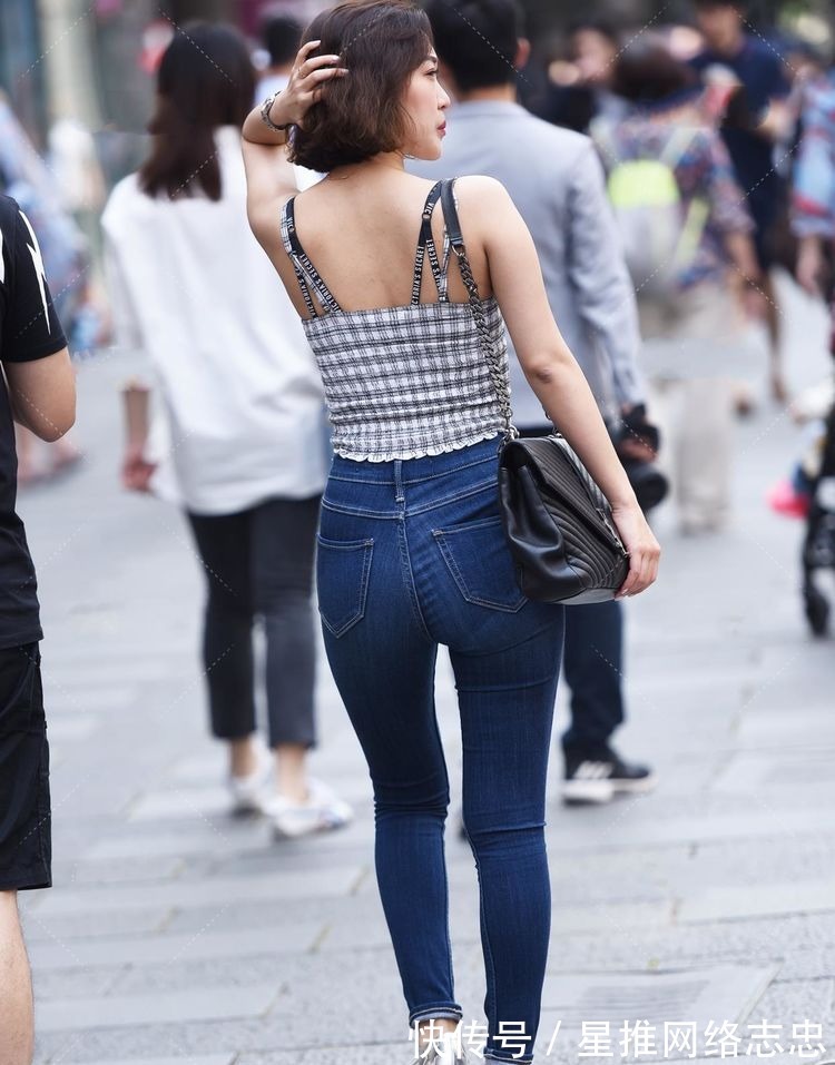 穿搭|黑色长款连衣裙,褶皱设计显瘦又时尚,宽松裙摆包容度更高