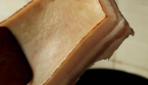 去猪毛还在刀刮、火烧?老屠夫教你1招,1分钟去毛,干净没腥味