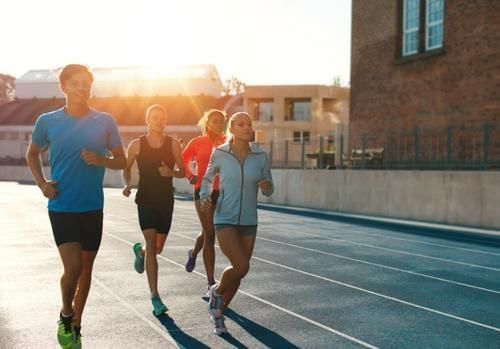 跑步机|这样跑步，既不伤身，效率还好！看看男医生如何坚持跑步