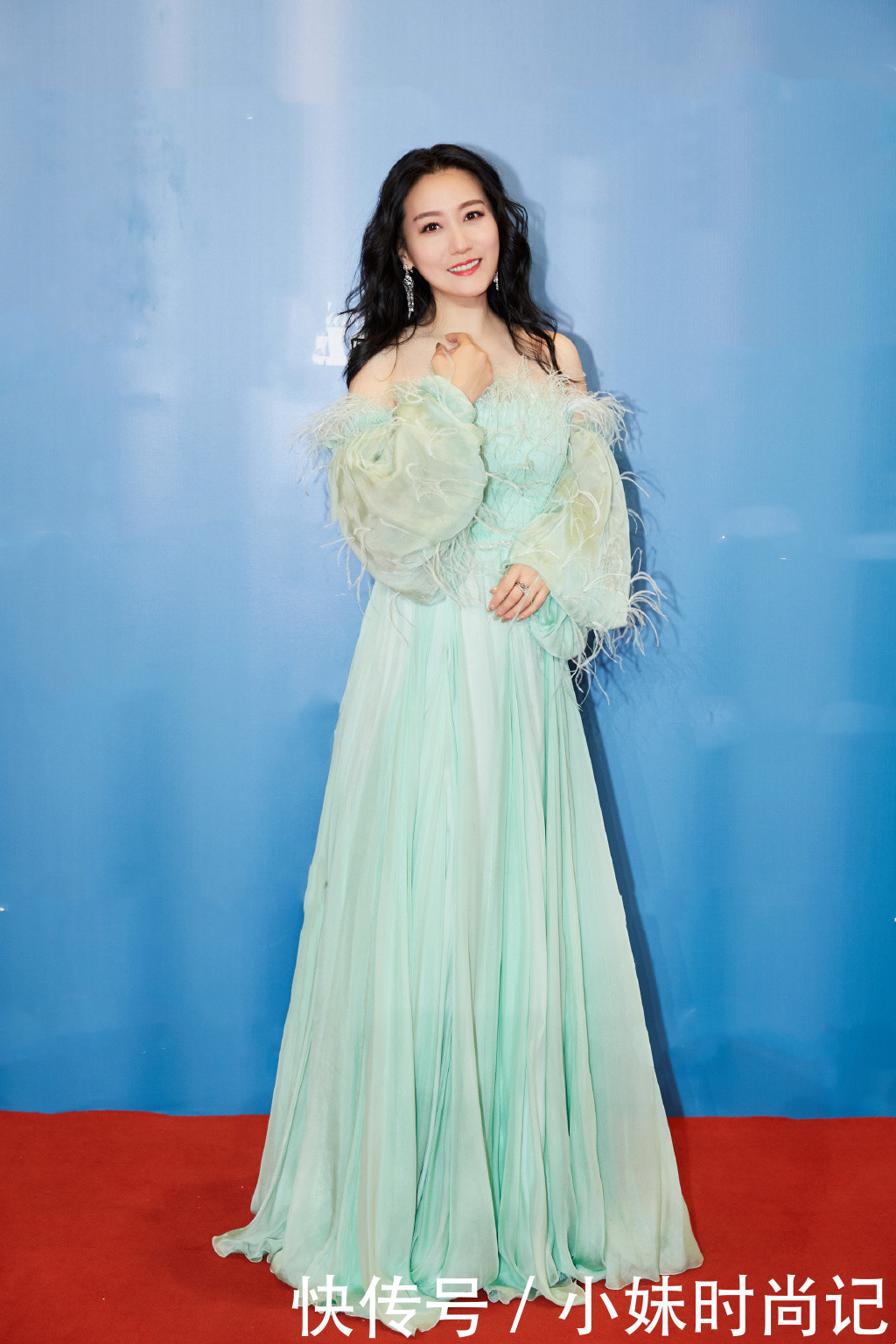 穿搭|43岁谭晶扎“丸子头”真减龄,穿搭知性优雅有气质,阿姨辈值得学