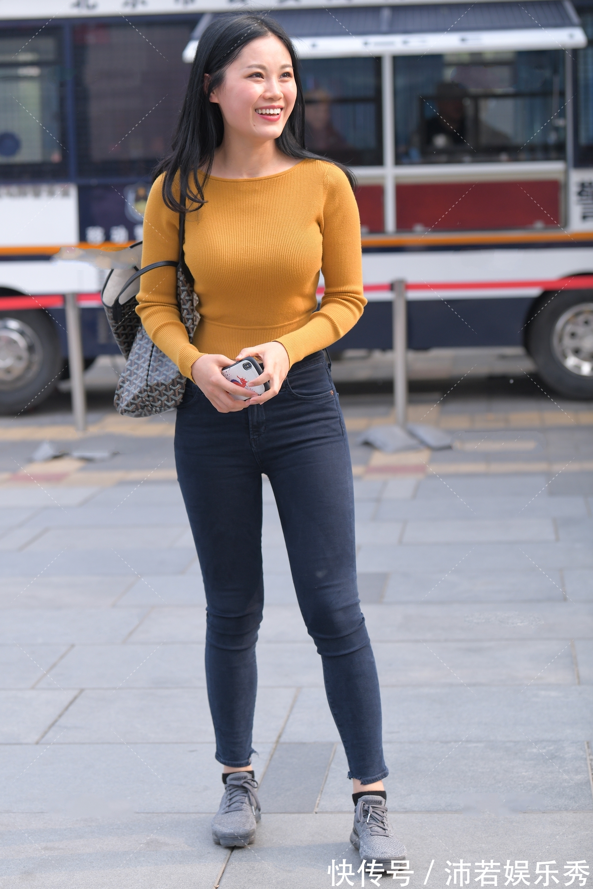 牛仔裤|街拍美女：明黄色针织衫搭配牛仔裤，温暖阳光，打造明亮少女感