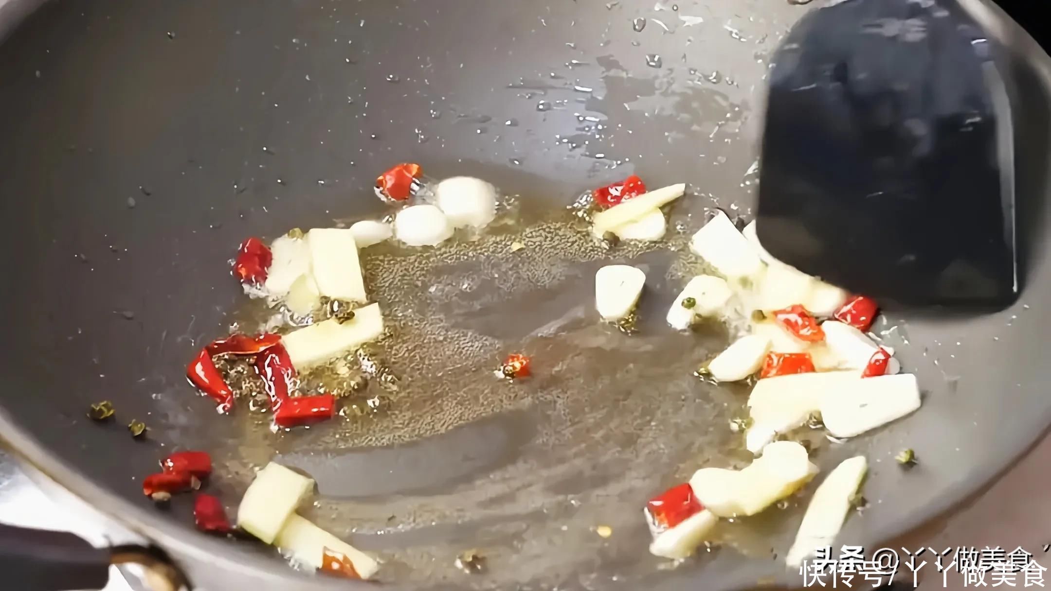 面条别煮着吃了，教你一个做新法，我家一周能吃上7回，比肉都香